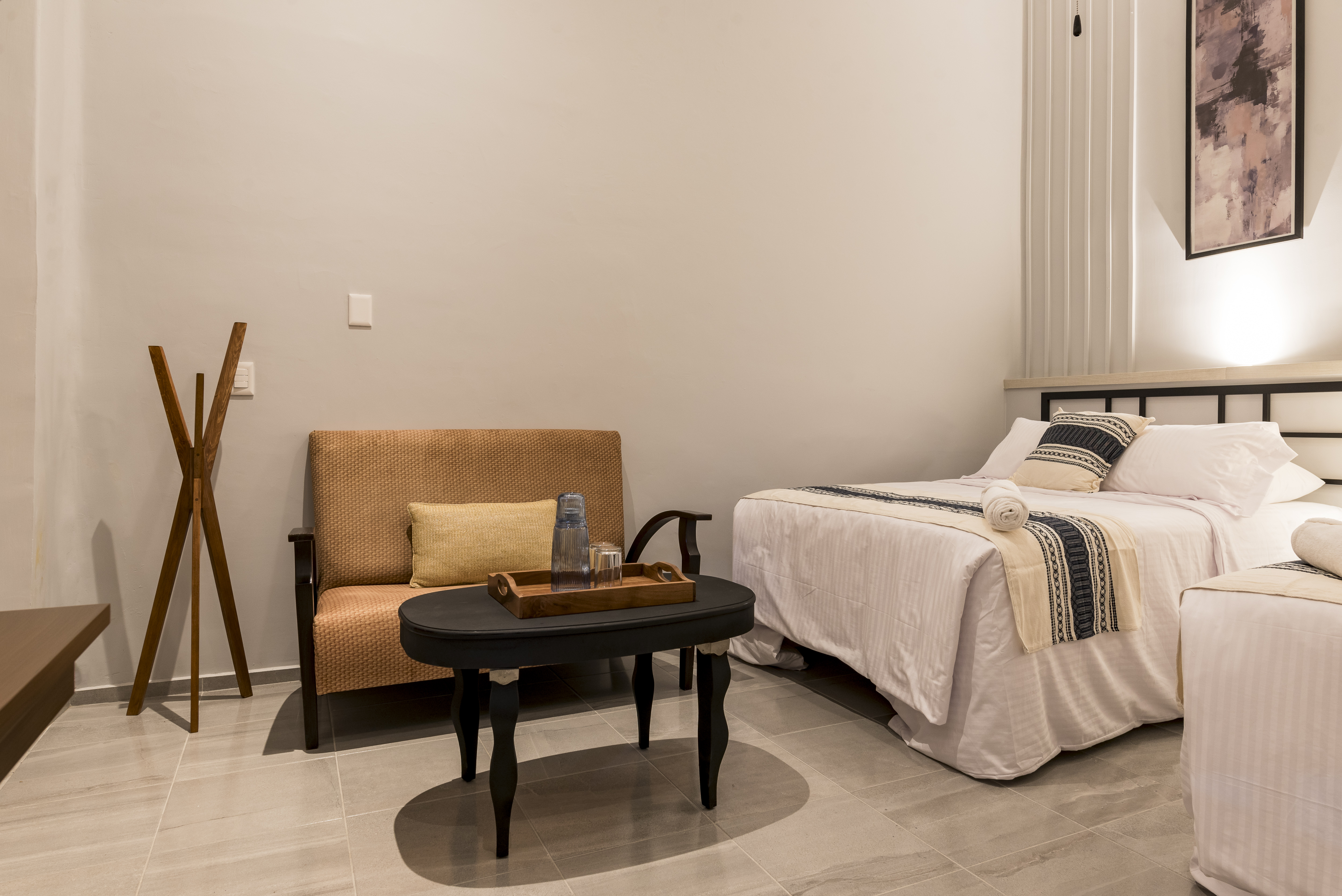 Cuarto con cama y sala